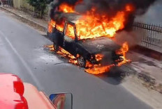 Toyota Kijang Terbakar Hebat di Jalan Jenderal Sudirman Metro Barat