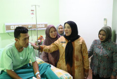 Walikota Eva Jenguk dan Beri Bantuan Pegawai BPBD yang Alami Kecelakaan Kerja