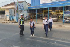 Satlantas Polres Lampura Atur Lalu Lintas dan Bantu Sebrangi Pelajar 