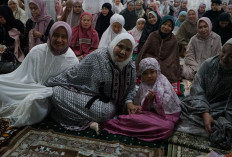 Walikota Eva Salat Id Bersama Suami dan Anaknya di Masjid Al-Furqon