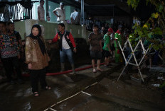 Walikota Bandar Lampung Tinjau dan Beri Bantuan Korban Terdampak Banjir