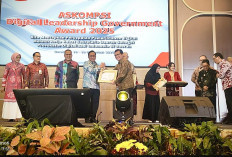 Sekdaprov Lampung Raih Penghargaan ASKOMPSI Digital Leadership Government Award 2025