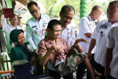 Wabup Bersama Kadissos Salurkan Kursi Roda- Sembako Bagi Warga di 2 Kecamatan 