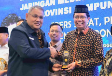 Rektor UIN RIL Terima Penghargaan Tokoh Pendidikan Bervisi Global dan Pelestari Kearifan Lokal