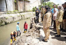 Walikota Eva Tinjau Saluran Air di Kecamatan Tanjung Seneng