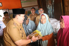 Wabup Azwar Hadi Pantau Langsung Penyaluran Bantuan Pangan di Bumi Agung