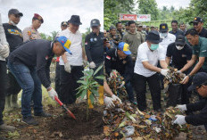 Dipimpin Bupati Tanggamus, Dinas LH dan PWI Bersihkan Sungai Way Awi dan Tanam Pohon