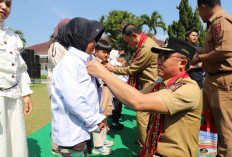 Seragam Gratis Tak Sekadar Ringankan Beban, Pemkab Lambar Pacu Semangat Belajar Siswa