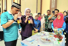 Ketua DPRD Kota Metro Ria Hartini Cicipi Produk UMKM Lokal di Lapak Jambore PKK