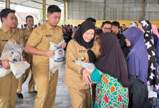 Pemkot Bandar Lampung Bagikan 43 Ribu Karung Beras ke Warga