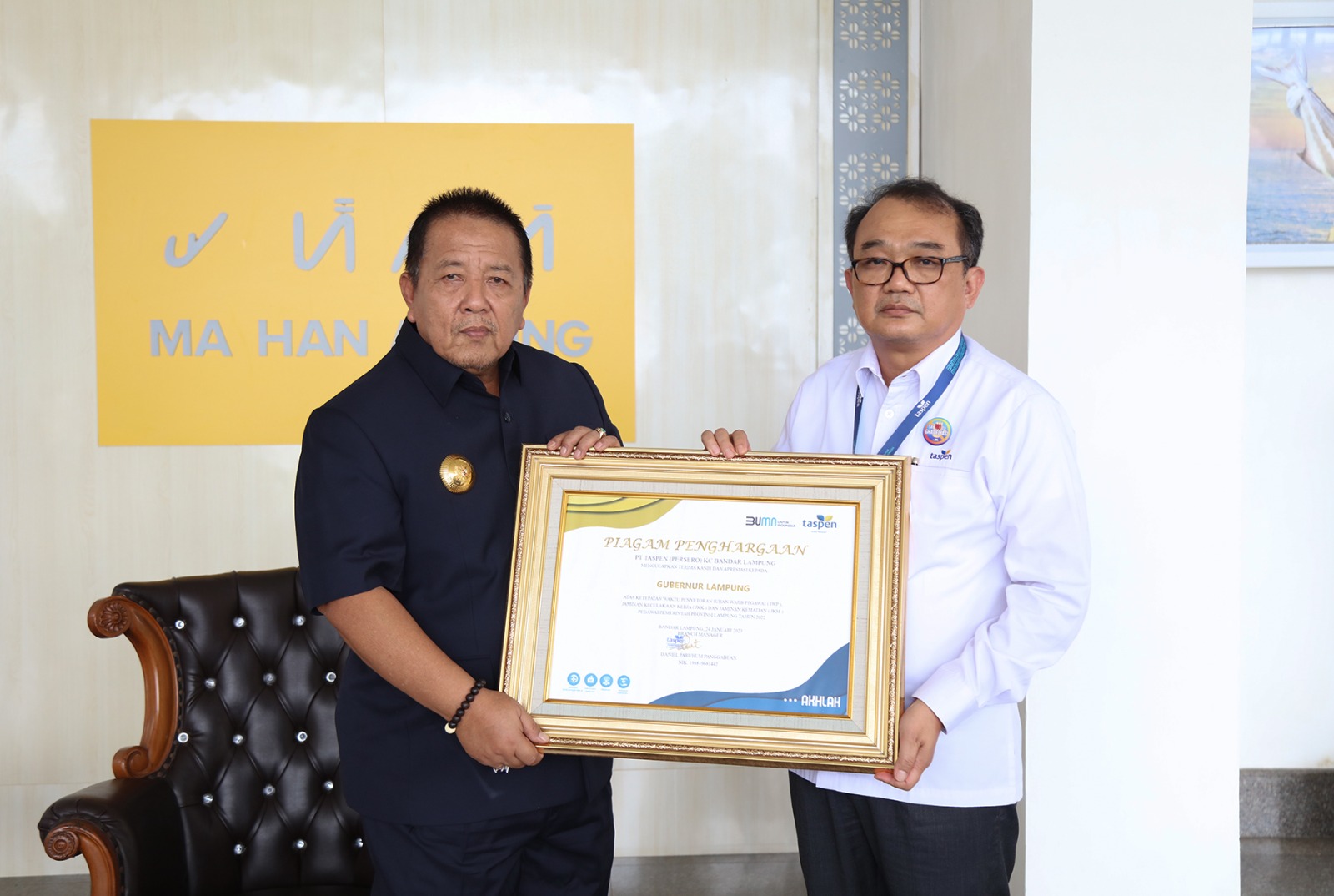 Gubernur Arinal Djunaidi Terima Penghargaan dari PT Taspen (Persero) Kantor Cabang Bandar Lampung