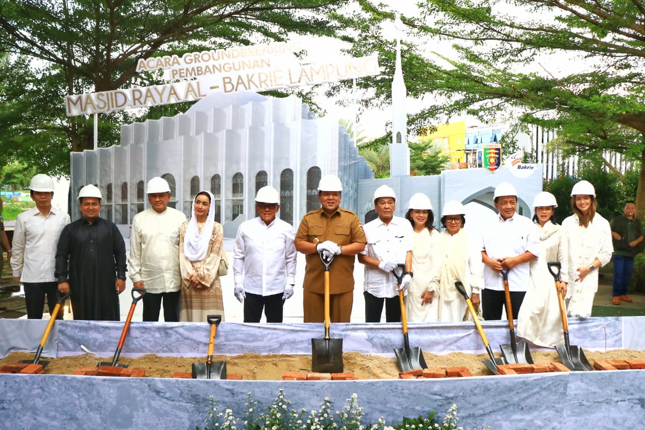 Gubernur Arinal Djunaidi Melakukan Groundbreaking Pembangunan Masjid Raya Al-Bakrie Lampung