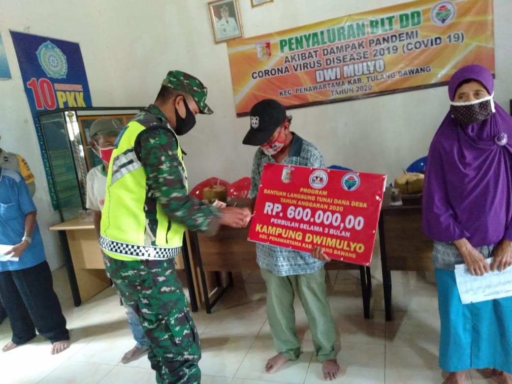 Kodim 0426 Tulang Bawang bersama Babinkamtibmas pantau dan kawal langsung pembagian Bantuan Langsung Tunai Dan