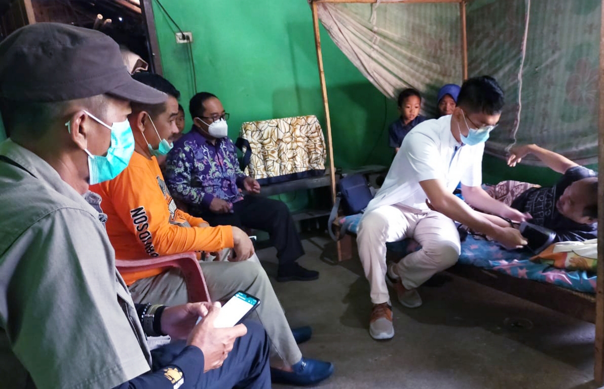 Pemkab Tubaba Fasilitasi Pengobatan Gratis Untuk Selamet Warga Karta Yang Lumpuh