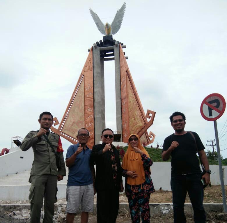 Miliki Kenangan Indah, Wakil Bupati Lampung Barat Mad Hasnurin, Berselfie di Tugu Garuda Bersama Keluarga