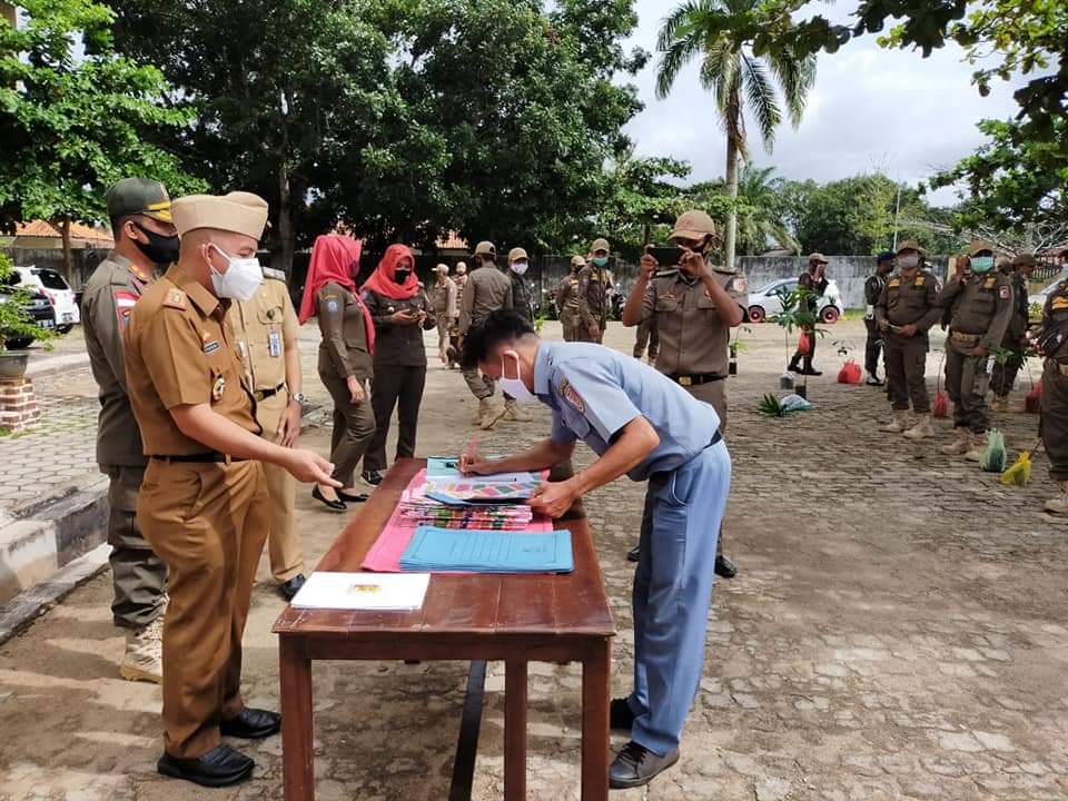 Penyerahan SK Tenaga Honorer Pemkab Tulangbawang Dilaksanakan Di Berbagai Tempat