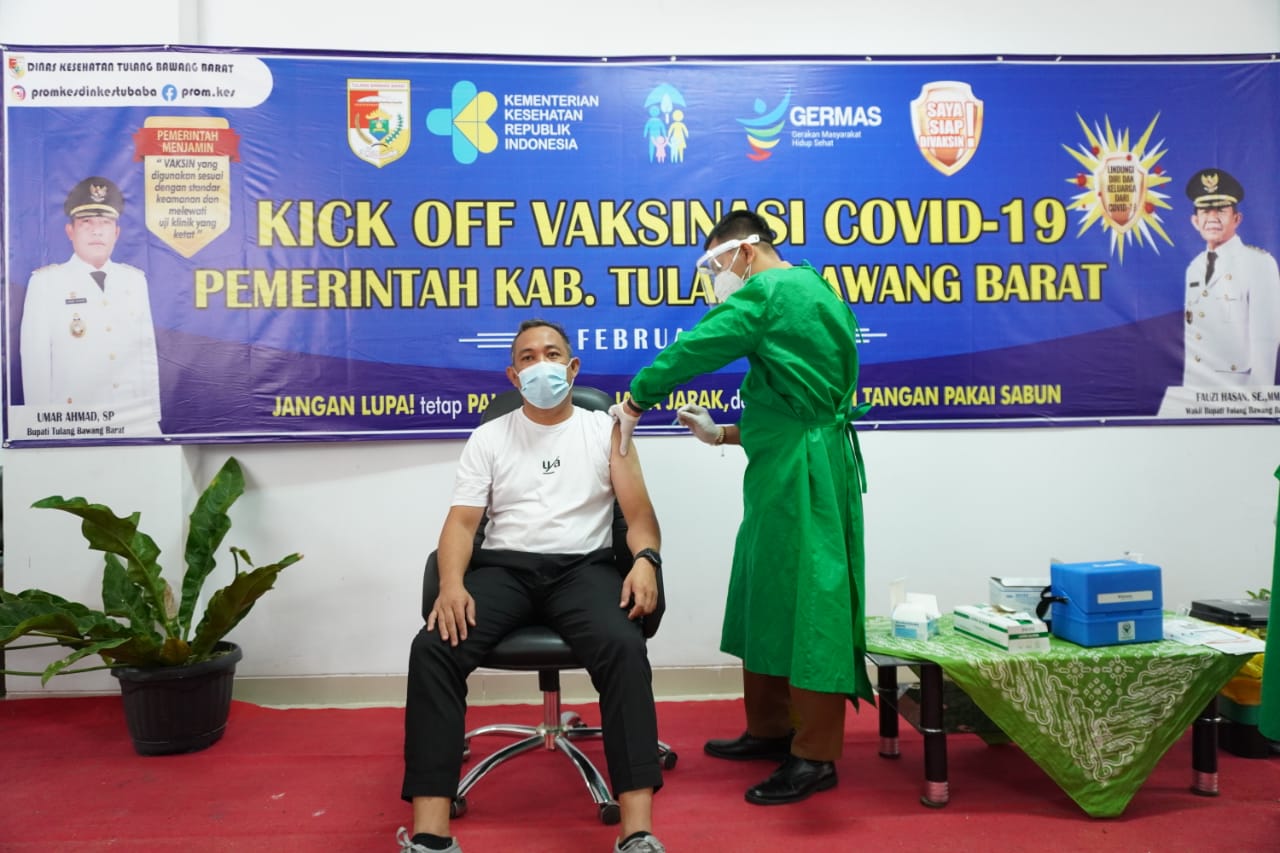 Kick Off Vaksinasi Covid-19, Bupati Umar Ahmad Orang Tubaba Pertama Di Vaksin Sinovax
