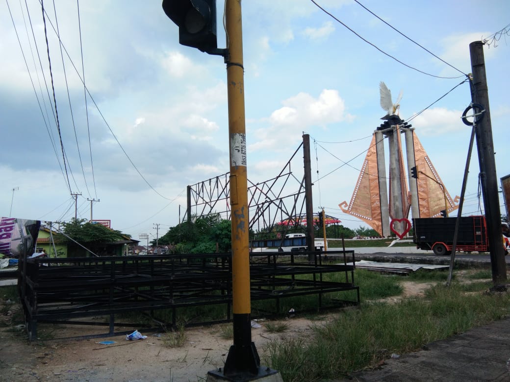 Agar Wajah Kota Menggala Terlihat Indah, Pemkab Tuba Perbaiki Papan Reklame Yang Rusak