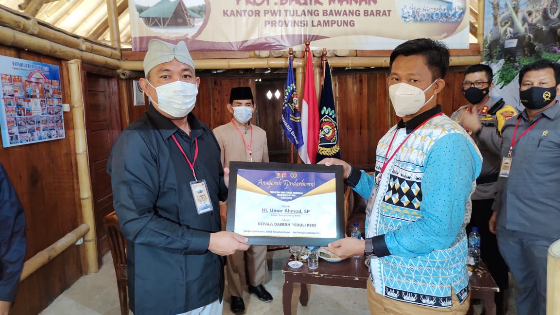 HPN 2021-HUT PWI ke-75 Bupati Umar Ahmad-Ketua DPRD Tubaba Terima Anugerah Penghargaan Tjindarboemi