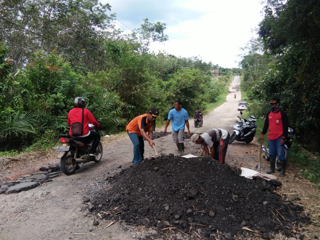 Tak Kunjung Diperbaiki, PemKam Tri Makmur Jaya Perbaiki Jalan Poros Kabupaten