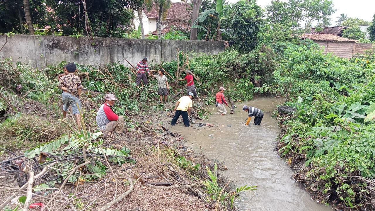 Antisipasi Banjir, Kelurahan Dayamurni Tubaba Gotong- Royong Bersihkan DAS