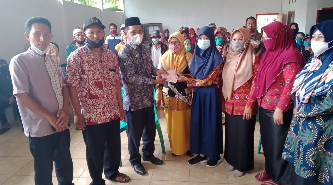 Kepalo Laily Wandanar Berikan Beasiswa Siswi Berprestasi MTs Al-Ikhlas Gunung Katun Tanjungan