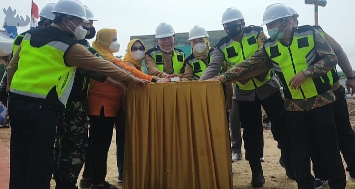 Saply TH Meletakan Pondasi Pancang Pertama Pembangunan Masjid Agung