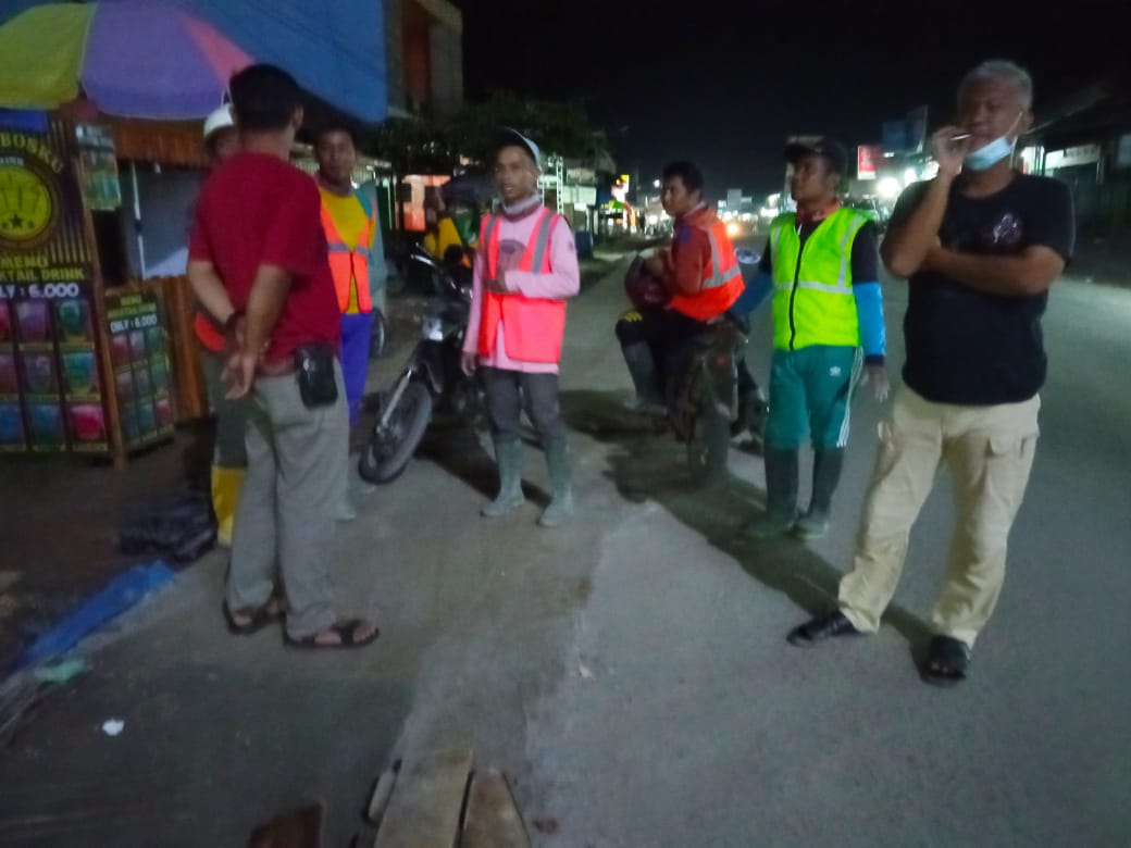 Perbaiki jalan rusak Kabid BM DPUPR Mesuji begadang hingga dini hari