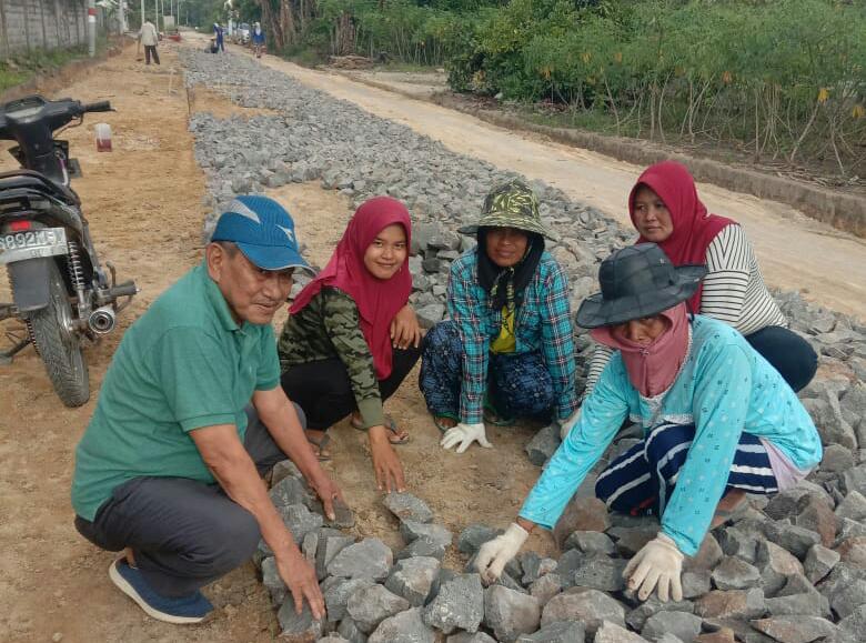 Kampung Gedung Bandar Rahayu Laksanakan Pembangunan Jalan Ondelagh dan Drainase