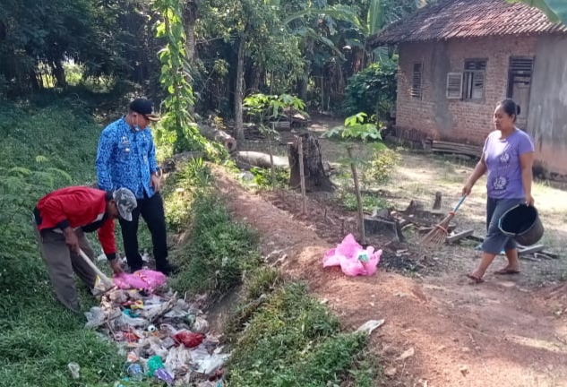 Camat Achmad Nazaruddin Minta Kesadaran Warga Tidak Buang Sampah Sembarangan