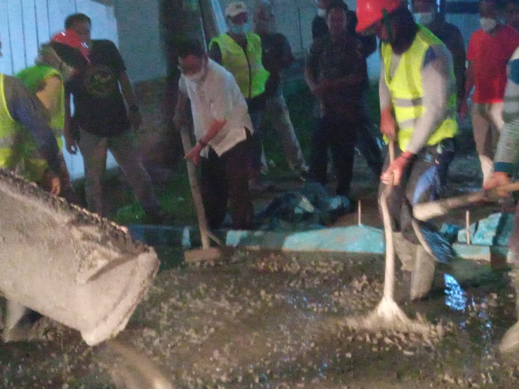 Berikan Dukungan Moril Saply Th ,Turut Ampar Adukan Beton Dimalam Hari