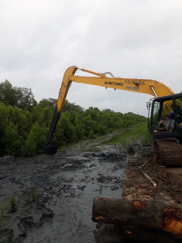 Excavator Bantuan MKP Bekerja Baik Lakukan Pendalaman Kanal Main Inlet Bumi Dipasena Sentosa