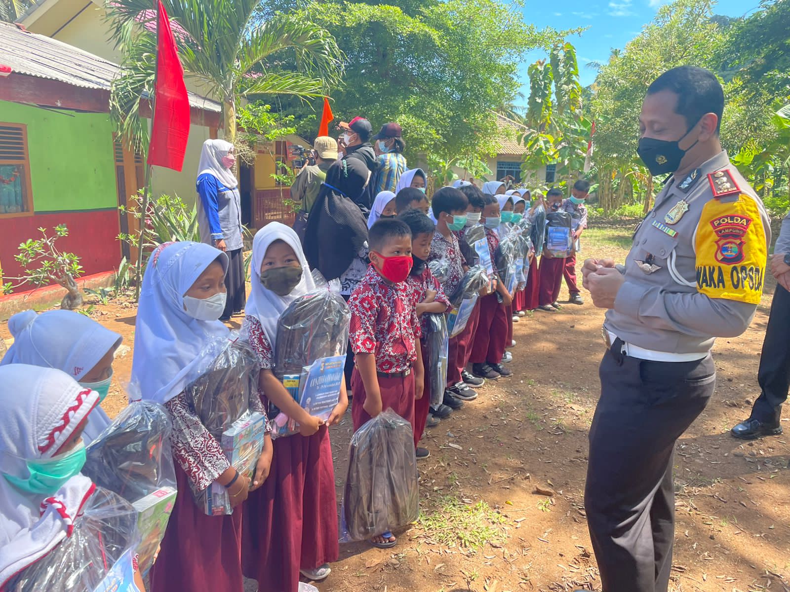 Dedikasi Tanpa Tapal Batas, Peringatan Hari Guru Ditlantas Sambangi Guru Di Pulau Harimau