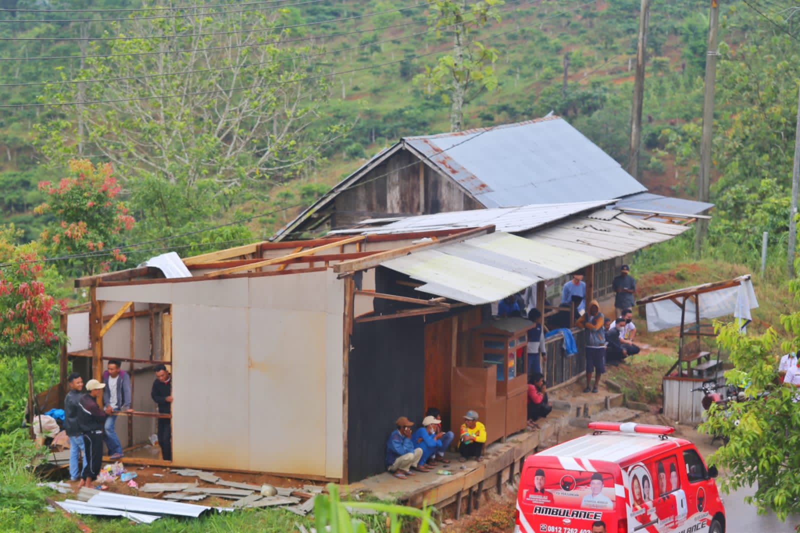 17 Rumah Warga Rusak Diterjang Angin Puting Beliung, Parosil Tinjau Korban dan Serahkan Bantuan