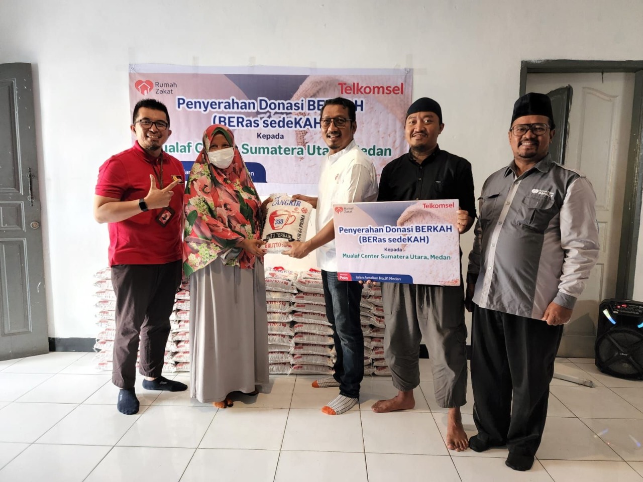 Telkomsel Serahkan Donasi Beras Sedekah untuk Dhuafa & Lansia di Wilayah Operasional Sumatera