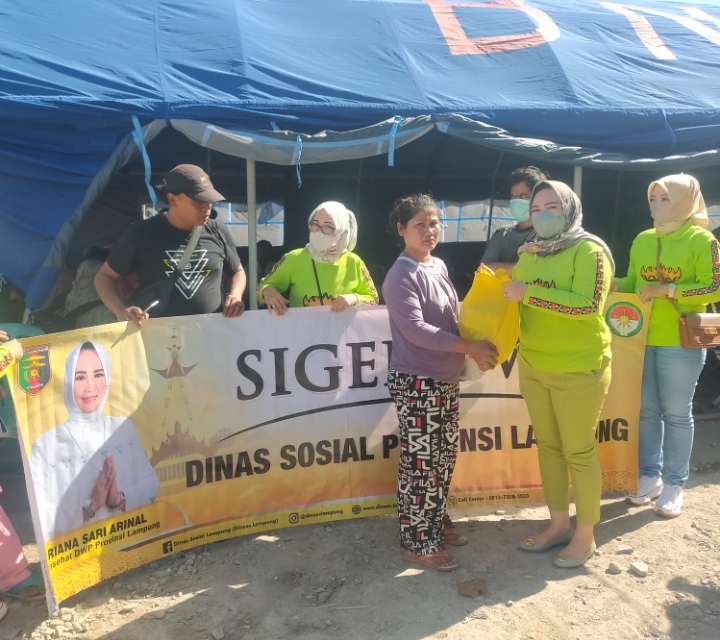 DWP Dinsos Lampung Serahkan Bantuan Sembako Program SIGER untuk Warga Korban Kebakaran di Kota Karang