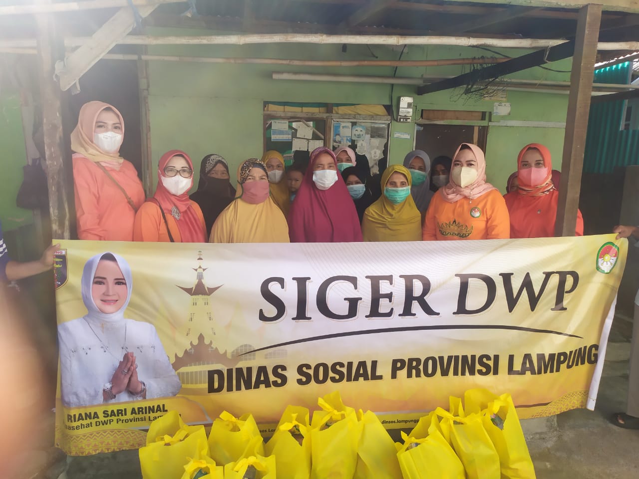 Dharma Wanita Persatuan Dinas Sosial Provinsi Lampung Kembali Salurkan Bantuan Melalui Program SIGER