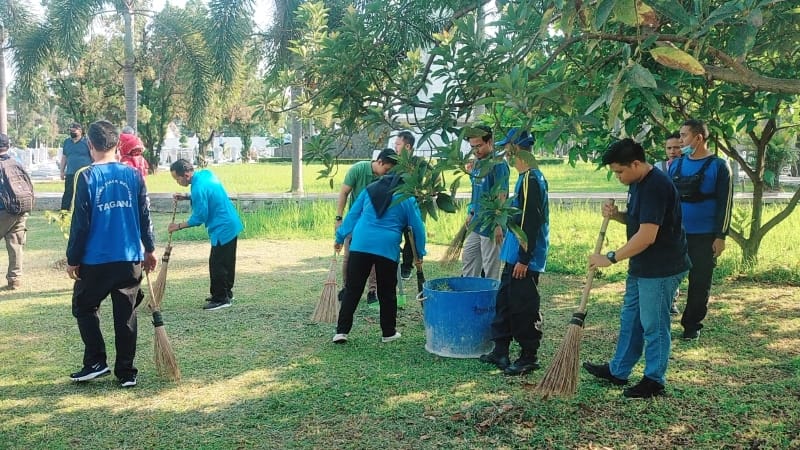 Dinsos Lampung Laksanakan Jumat Bersih di TMPN Tanjung Karang, Rangkaian Peringatan HUT RI ke-77