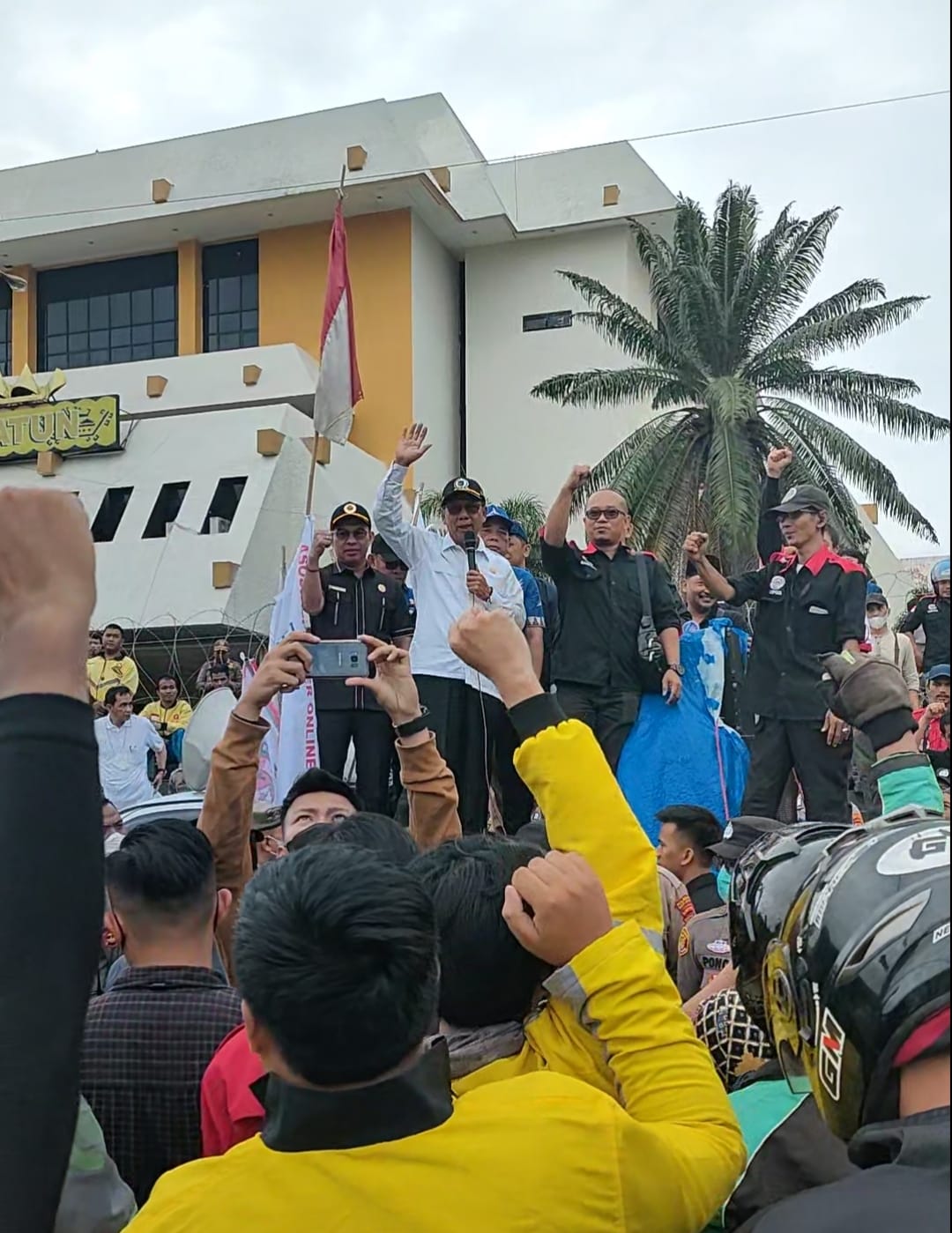 Ketua DPRD Lampung Mingrum Gumay Terima dan Berdialog dengan Pengunjuk Rasa ‘Gedor Lampung’