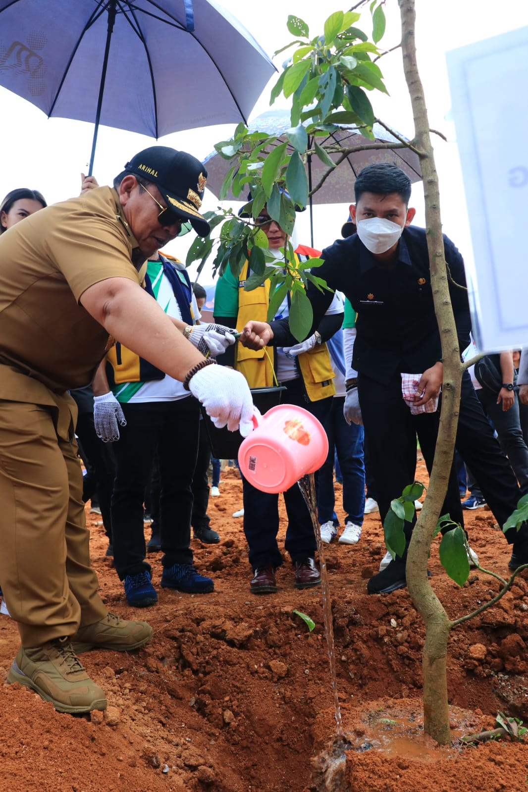 Peringati Hari Bakti PUPR ke-77, Gubernur Arinal Djunaidi Lakukan Penanaman Pohon, Tinjau Pembangunan Bendunga