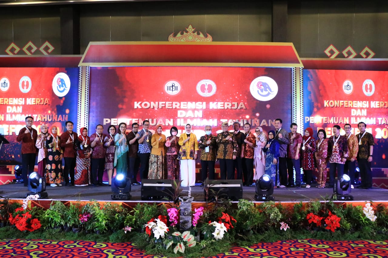 Ketua Dekranasda Provinsi Lampung Menghadiri Acara Pernefri Night, Angkat Wastra Lampung Melalui Fashion Show 