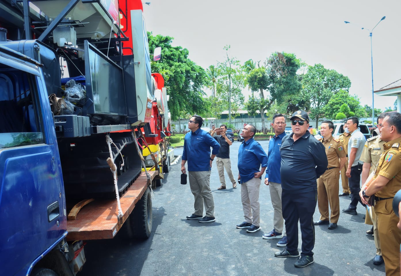 Gubernur Arinal Djunaidi Menerima Kendaraan Combine Harvester dan Mobil Ambulan VIP dari PT. Bukit Asam