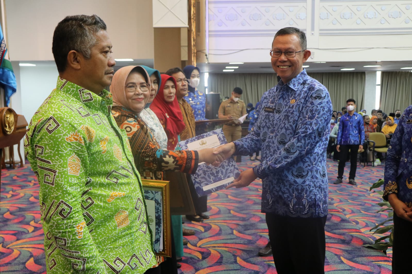 Sekdaprov Mewakili Gubernur Lampung, Menyerahkan Piagam dan Tali Asih Bagi Anggota Korpri Purna Bhakti dan Men