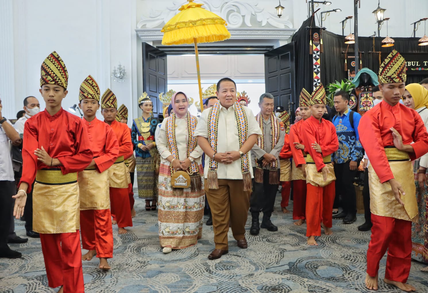Gubernur Arinal Djunaidi Bersama Ketua Dekranasda Provinsi Lampung Membuka Secara Resmi Perhelatan Lampung Cra