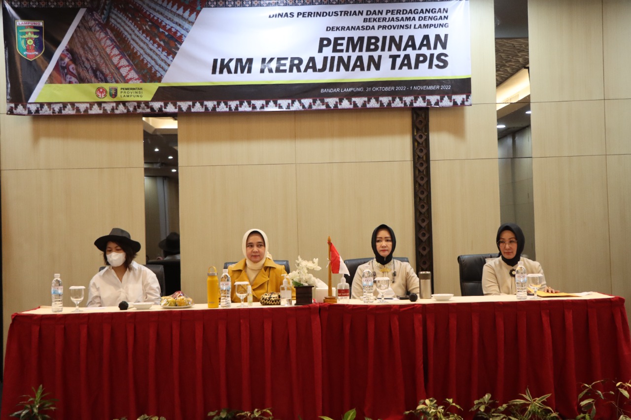 Tingkatkan Kualitas Tapis Lampung, Ketua Dekranasda Buka Kegiatan Pembinaan IKM Kerajinan Tapis