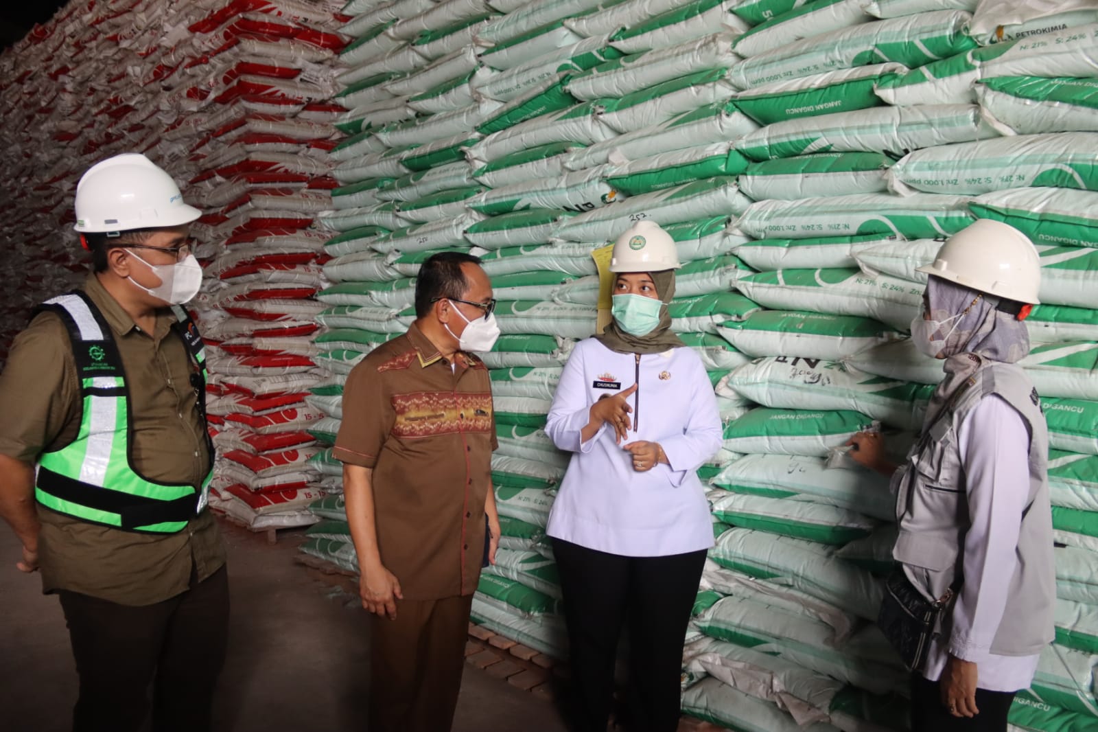 Wagub Chusnunia Melakukan Pengawasan Penyaluran Pupuk di Pelabuhan Peti Kemas Panjang