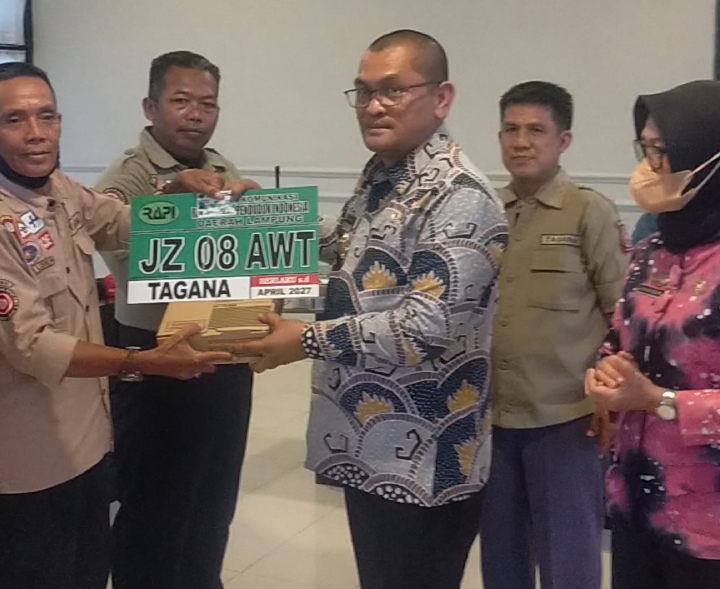 Kadis Aswarodi Apresiasi Tagana Lampung, Serahkan Bantuan HT dan Perlengkapan Kerja