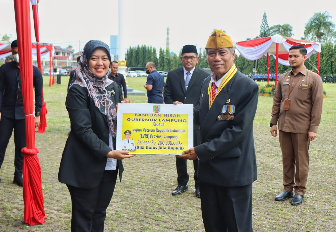 Pemprov Lampung Serahkan Bantuan Hibah Untuk LVRI Pada Moment Peringatan Hari Pahlawan Tahun 2022