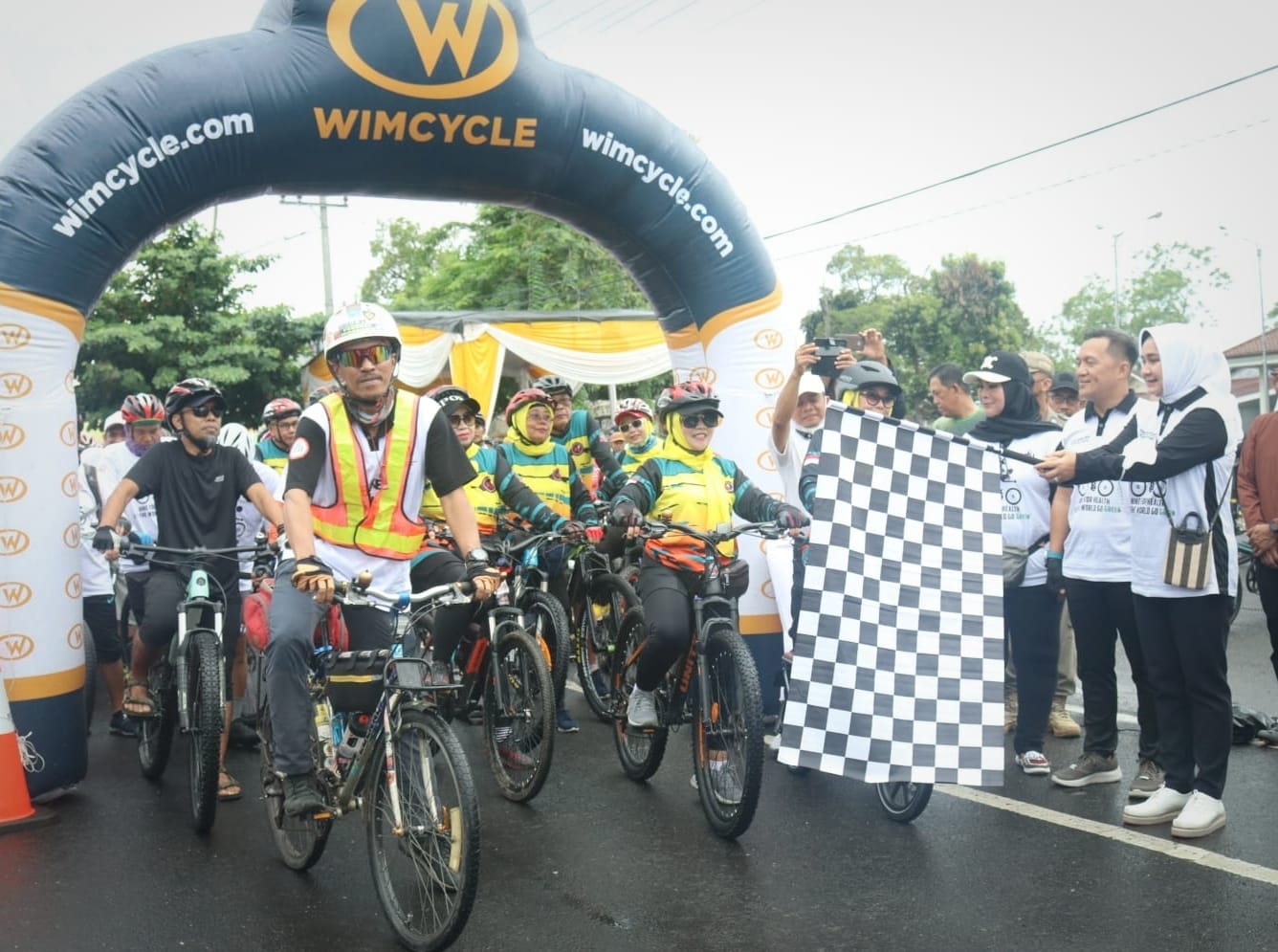 Fun Bike dalam Rangka HUT IDI ke-72 Digelar, Riana Sari Kibarkan Bendera Start