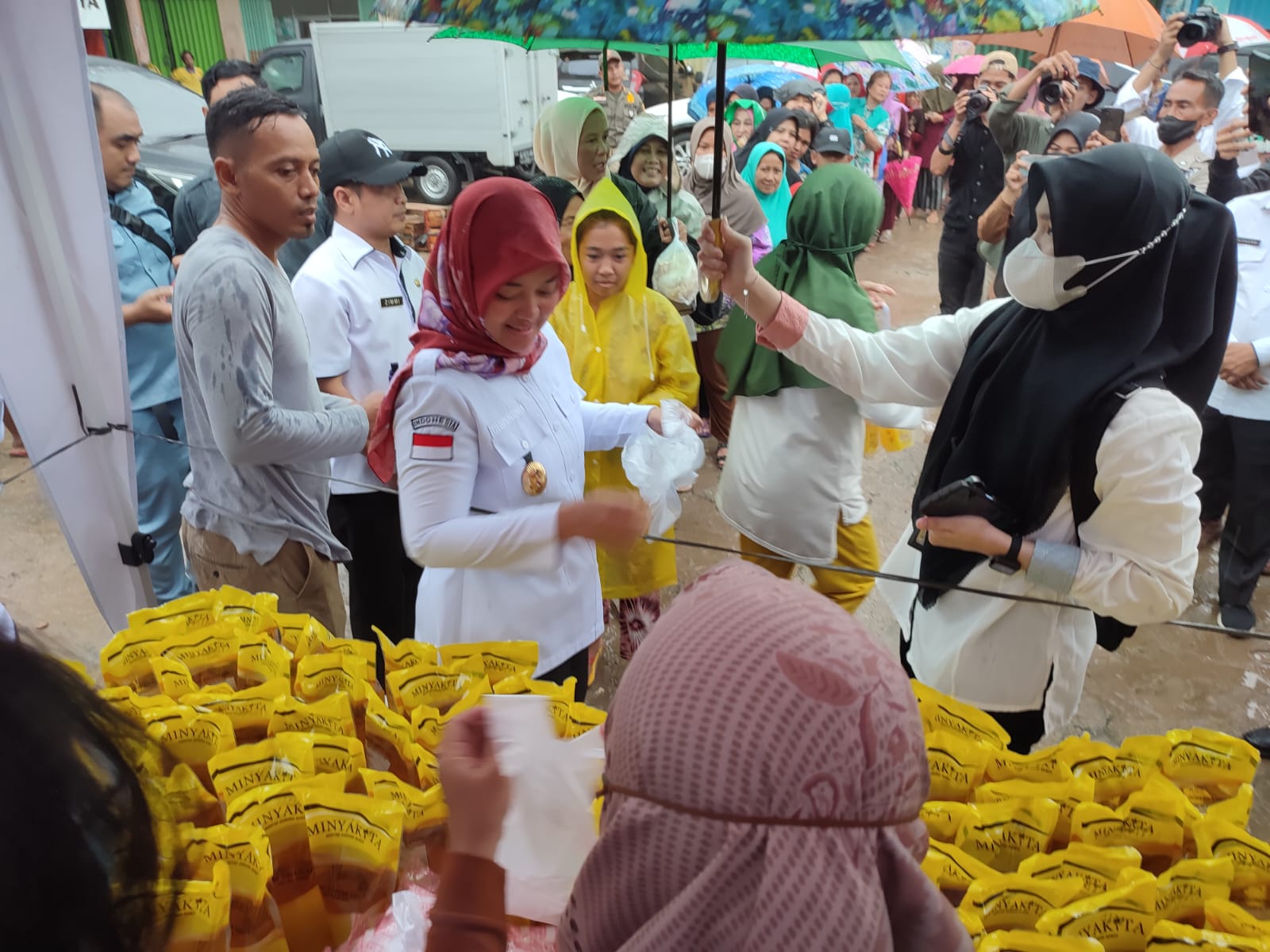 Pemerintah Provinsi Lampung Gelar Operasi Pasar Minyak Goreng Kemasan di Pasar Kangkung